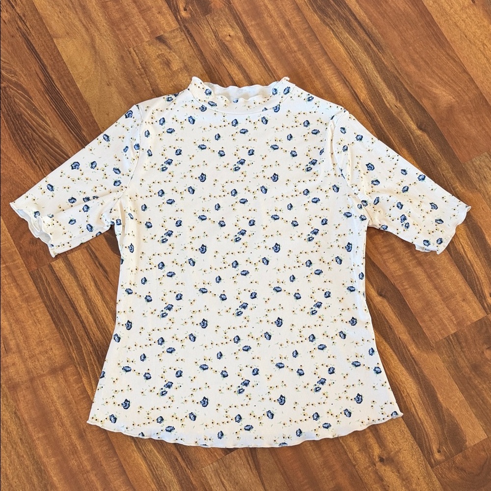 Polagram White/Blue Floral mock neck lettuce ruffle trim top sz M